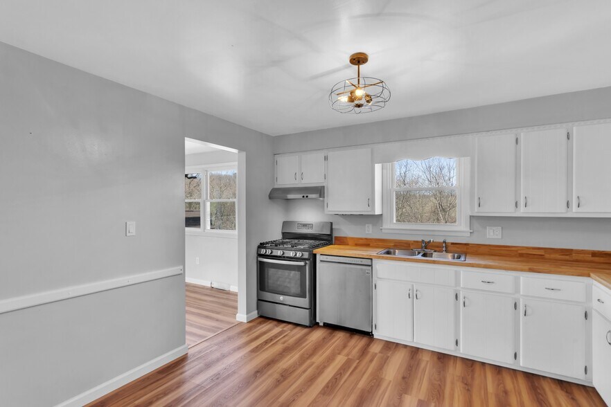 More Photos Of 1060 Pittsburgh Rd, Valencia Office For Sale