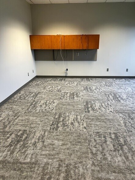 More Photos Of 646 James Record Rd, Huntsville Manufacturing For Lease