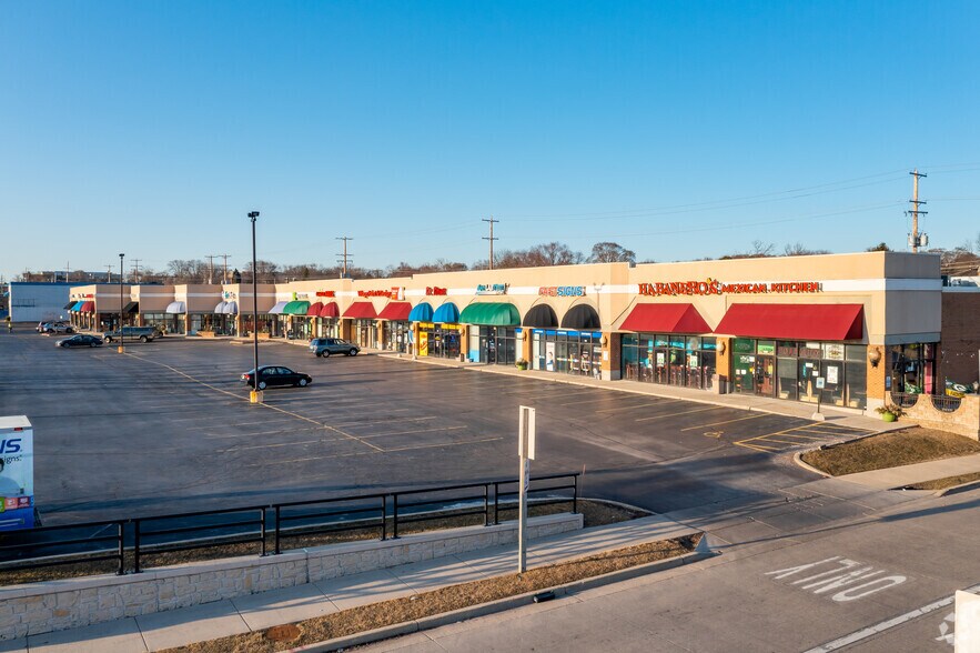More Photos Of 801-869 N Mayfair Rd, Wauwatosa General Retail For Lease