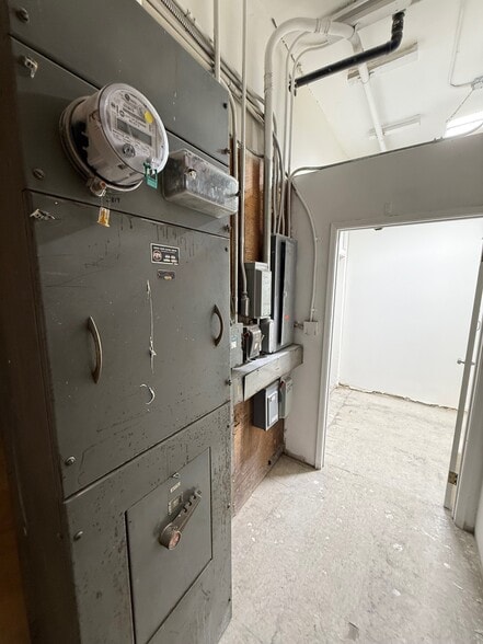 More Photos Of 3818 W Burbank Blvd, Burbank Storefront For Lease