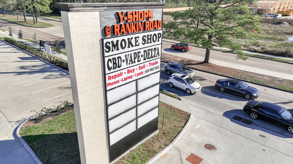 More Photos Of 650 W Rankin Rd, Houston Freestanding For Lease