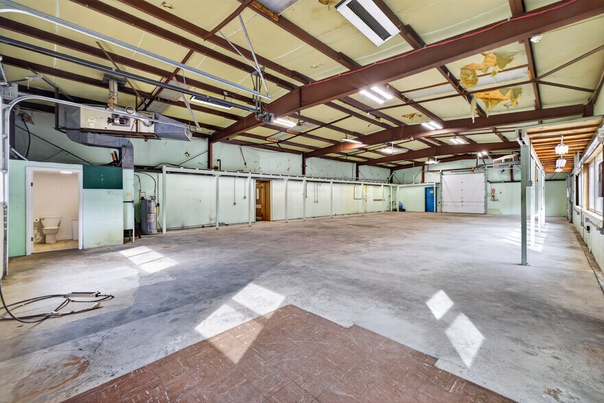 More Photos Of 300 Taugwonk Rd, Stonington Warehouse For Lease
