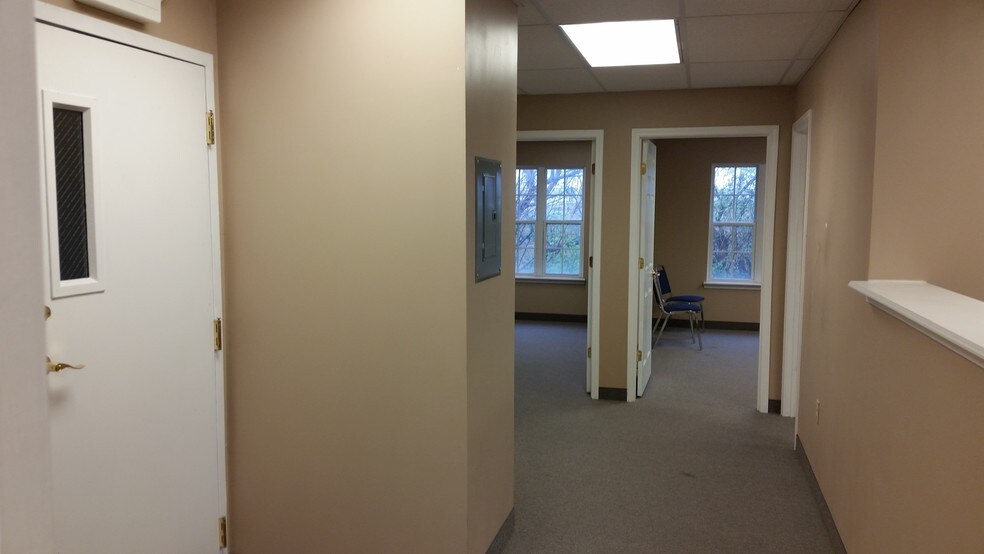 More Photos Of 601 N Shore Dr, Jeffersonville Medical For Sale