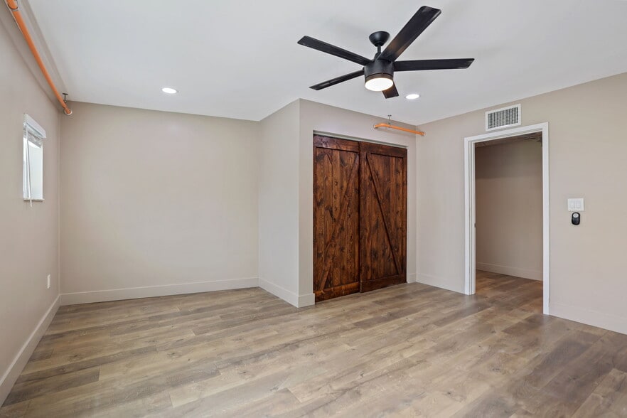 More Photos Of 10830 Navajo Dr, Saint Petersburg Showroom For Sale