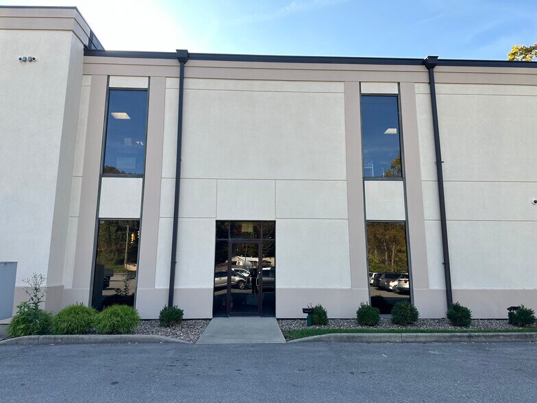 More Photos Of 3135 16th Street Rd, Huntington Office For Lease