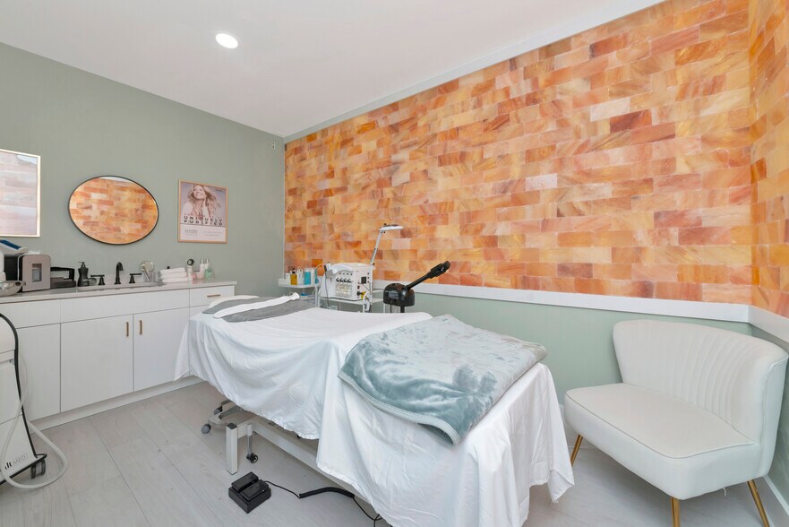 More Photos Of 1345 2nd St, Sarasota Office Residential For Sale