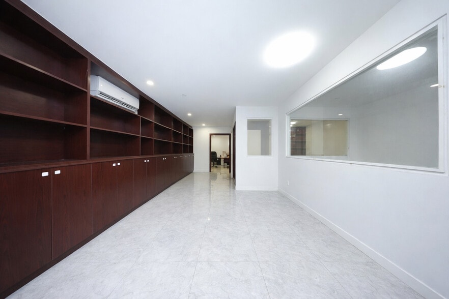 More Photos Of 5811 6th Ave, Brooklyn Office For Sale