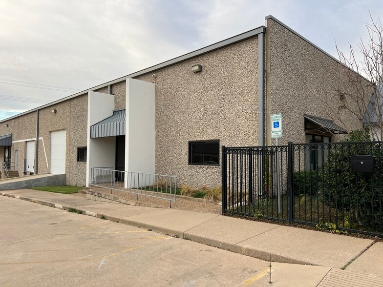 More Photos Of 10939 Shady Trl, Dallas Distribution For Lease