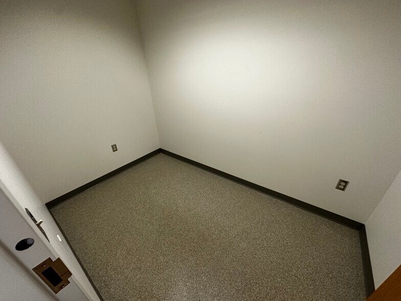 More Photos Of 750 Holiday Dr, Pittsburgh Office Residential For Lease