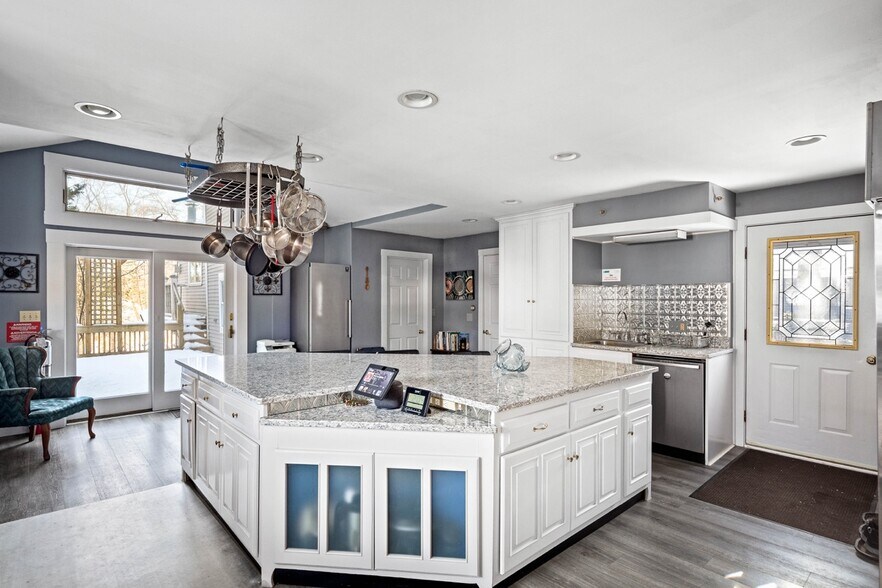 More Photos Of 82 Elm St, Camden Hospitality For Sale