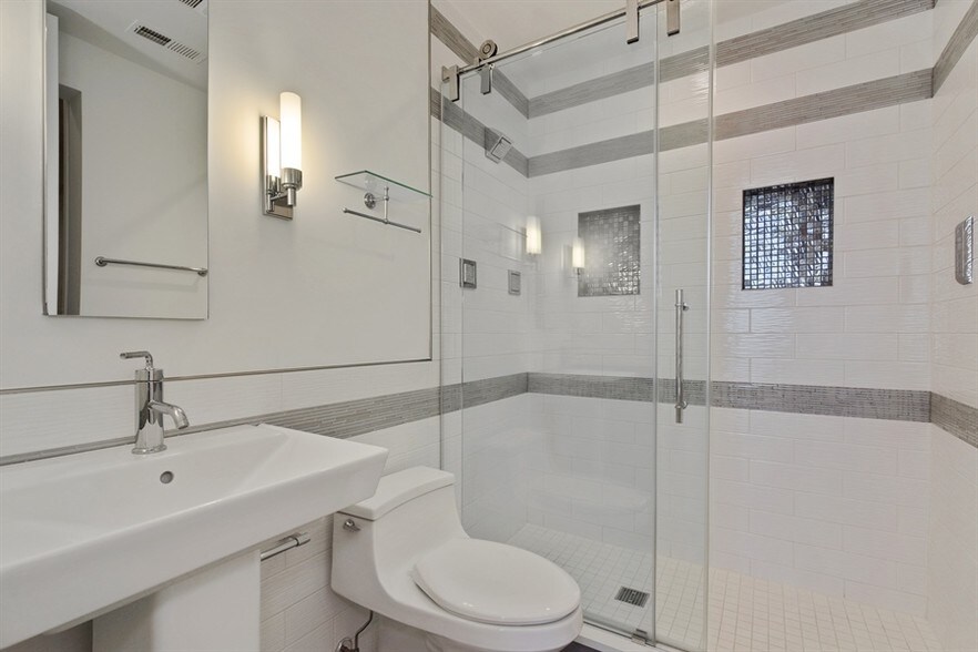 More Photos Of 1420 W Fulton St, Chicago Apartments For Sale