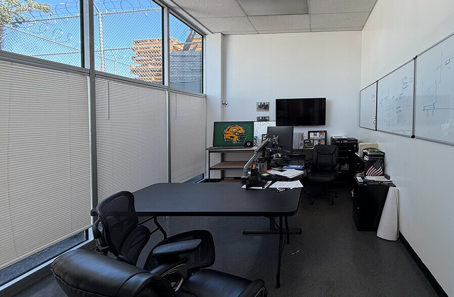 More Photos Of 711 SE Stark St, Portland Service For Lease