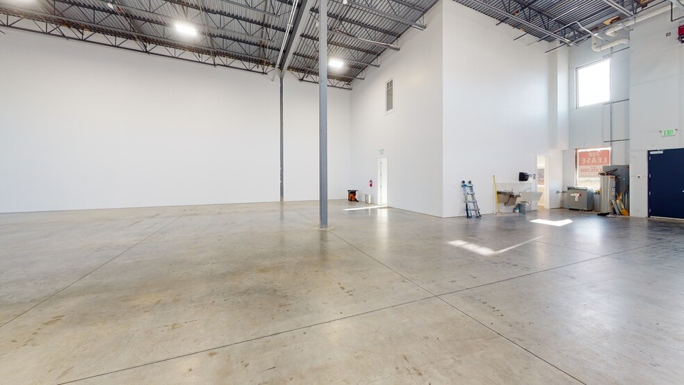 More Photos Of 752 2250 West, Springville Warehouse For Lease