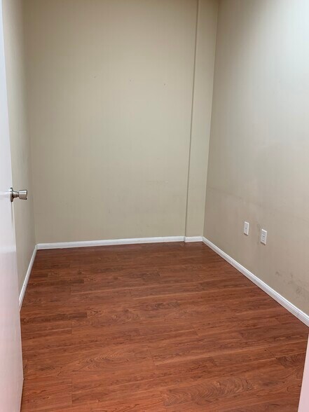 More Photos Of 1371 W Warm Springs Rd, Henderson Unknown For Lease