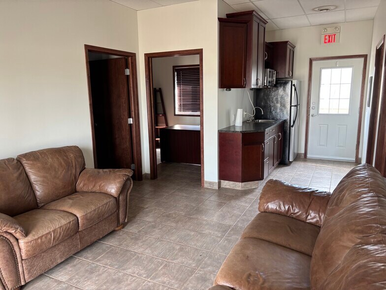 More Photos Of 60 Madison Cres, Spruce Grove Service For Lease
