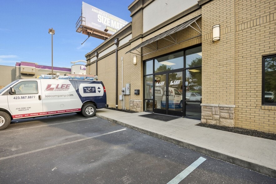 More Photos Of 7308 Shallowford Rd, Chattanooga Storefront Retail Office For Lease
