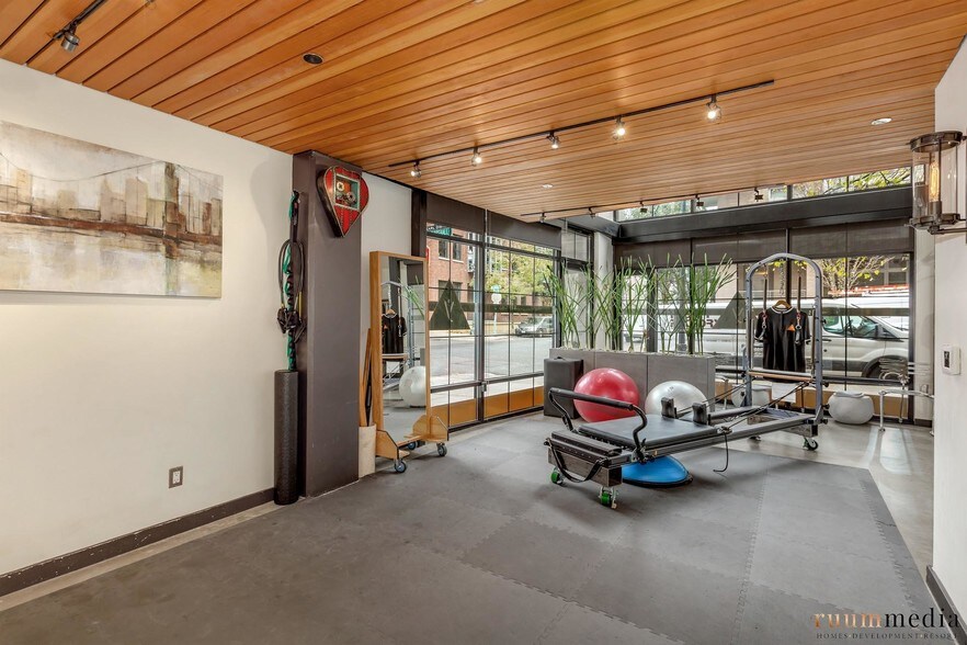 More Photos Of 1030 NW 12th Ave, Portland Apartments For Lease