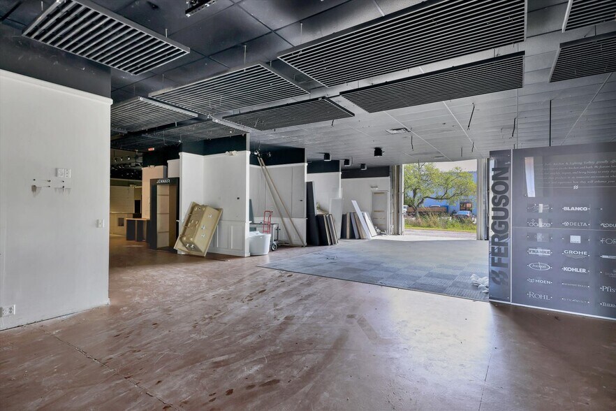 More Photos Of 2451 17th St, Sarasota Showroom For Sale