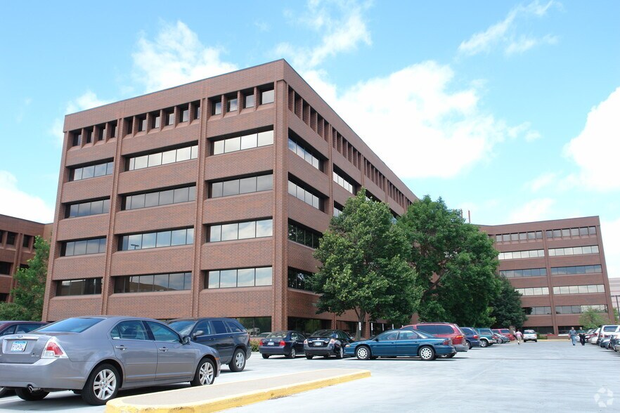 More Photos Of 2001 Killebrew Dr, Bloomington Office For Lease
