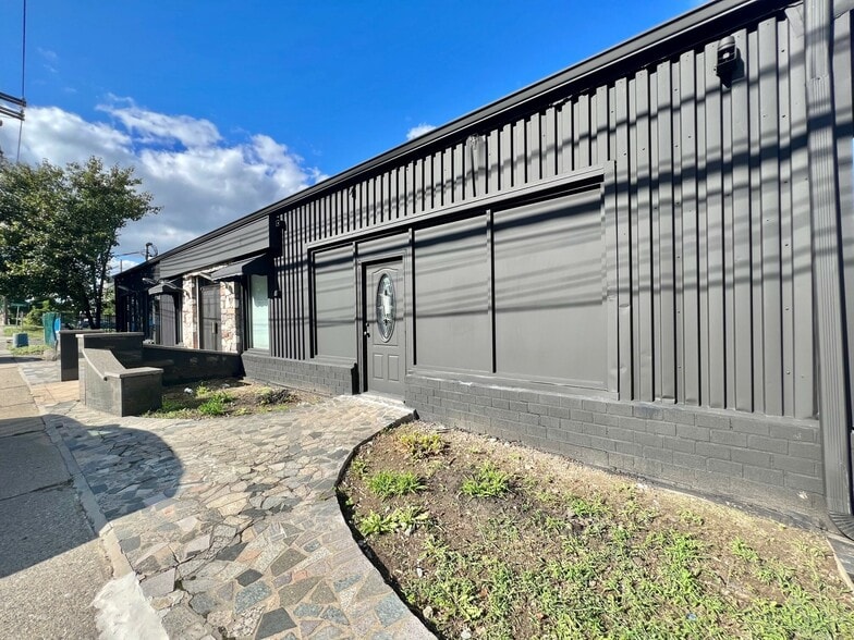 More Photos Of 560 Tarrytown Rd, White Plains Freestanding For Lease