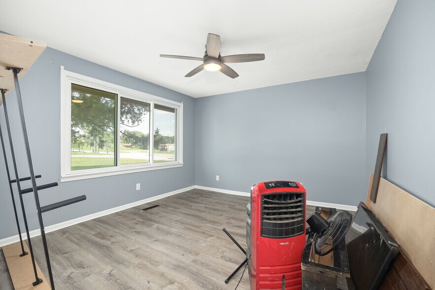 More Photos Of 802 E Nodaway St, Oregon Flex For Sale