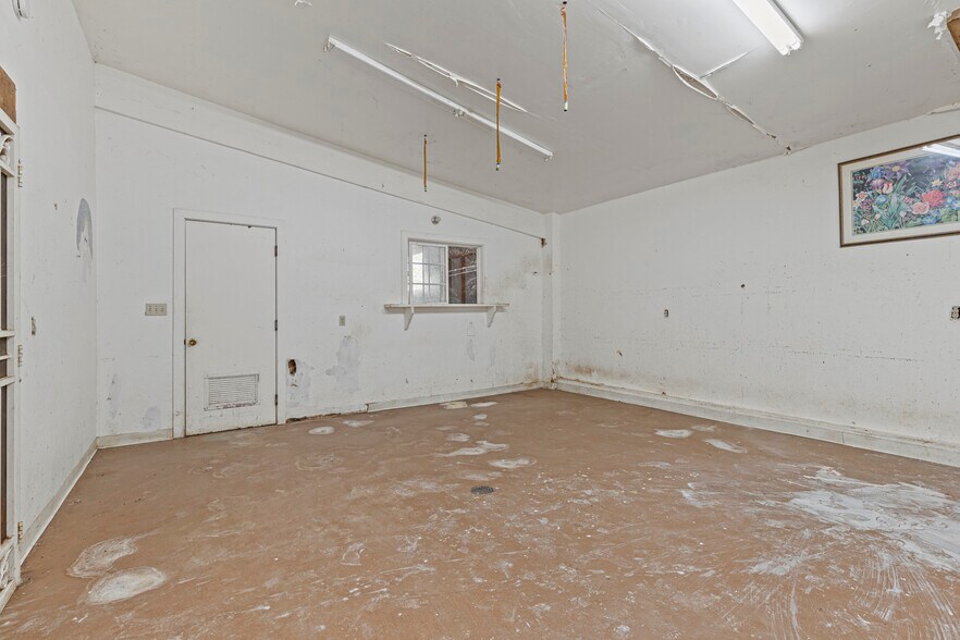 More Photos Of 245 N 7th St, Williams Light Distribution For Sale