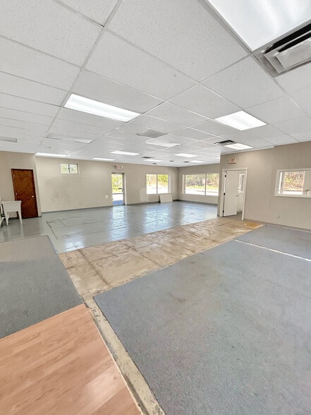 More Photos Of 703 US-30, Imperial General Retail For Lease