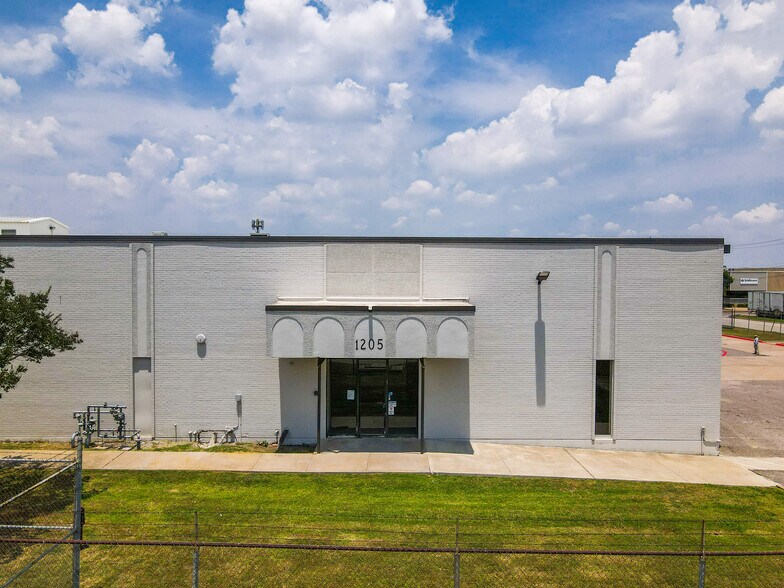 More Photos Of 1205 E Avenue H, Grand Prairie Distribution For Sale