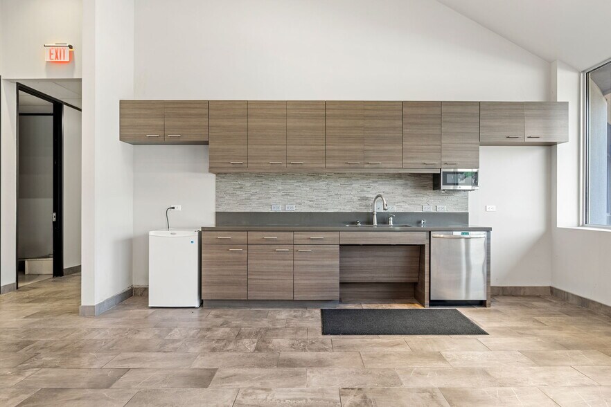 More Photos Of 12920 Senlac Dr, Farmers Branch Research And Development For Lease