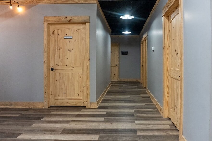 More Photos Of 214 S Church St, Dublin Flex For Sale