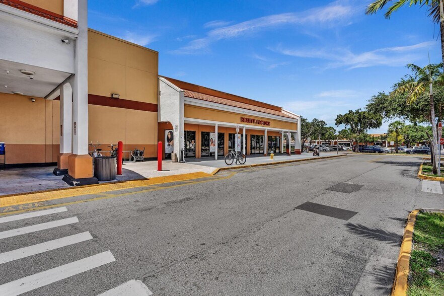 More Photos Of 8030-8384 N Pines Blvd, Pembroke Pines General Retail For Lease