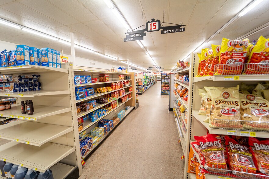 More Photos Of 1302 E Crestwood Dr, Victoria Storefront For Sale