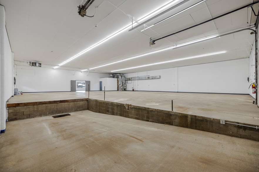 More Photos Of 21034 Chippendale Ave W, Farmington Industrial For Lease