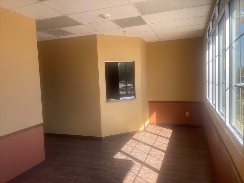 More Photos Of 1200 Crawford Ave, Granbury Medical For Lease
