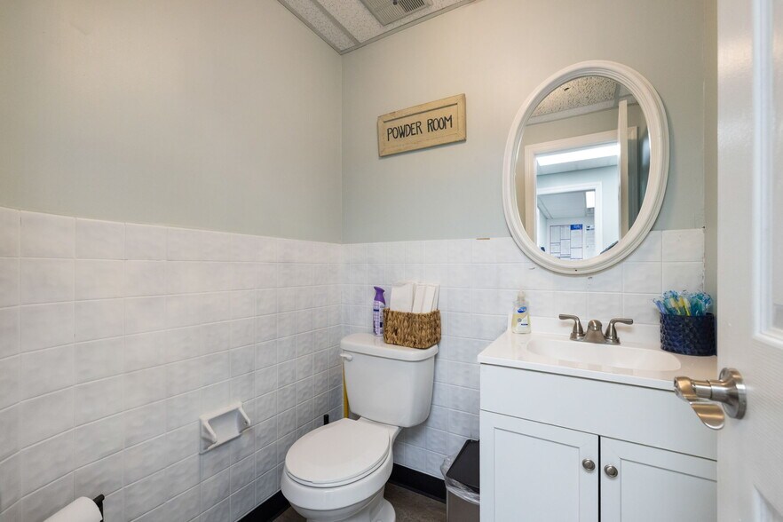 More Photos Of 500 New Hempstead Rd, New City Medical For Sale
