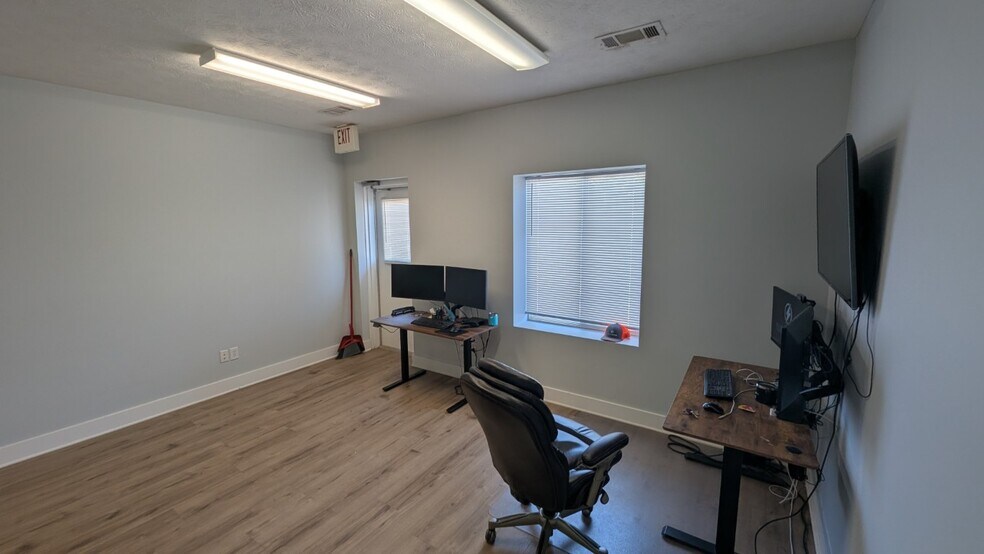 More Photos Of 1975 Mall Blvd, Auburn Warehouse For Lease