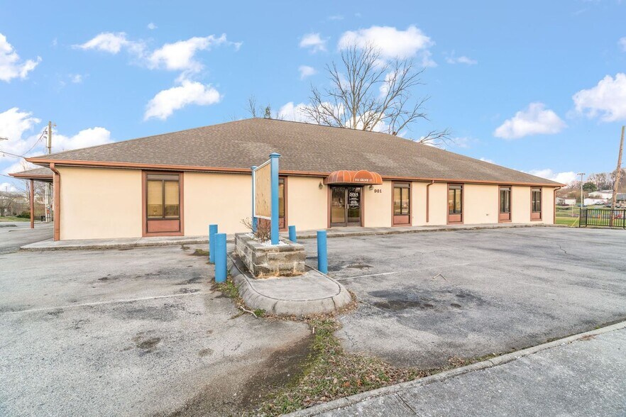 Primary Photo Of 901 Grove St, Loudon Medical For Sale
