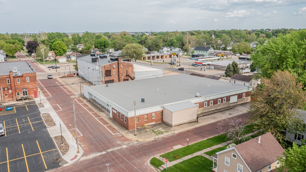More Photos Of 825 N Pleasant St, Princeton Flex For Sale