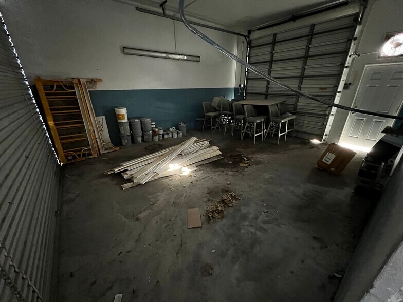 More Photos Of 6631-6633 Gateway Ave, Sarasota Self Storage For Lease