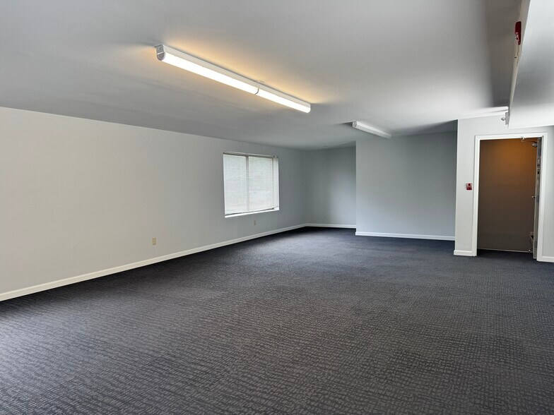 More Photos Of 2222 Mason Ln, Ballwin Showroom For Lease