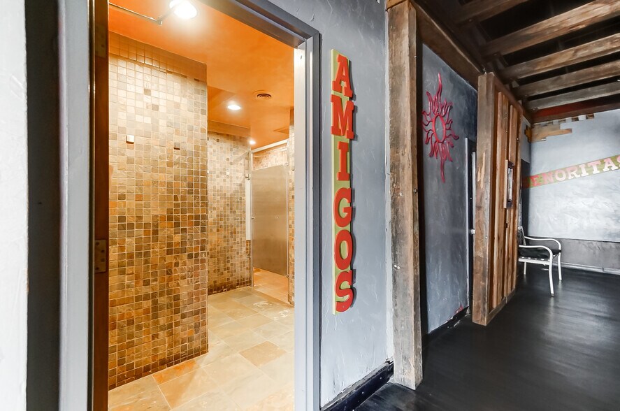 More Photos Of 491 Park St, Columbus Bar For Lease