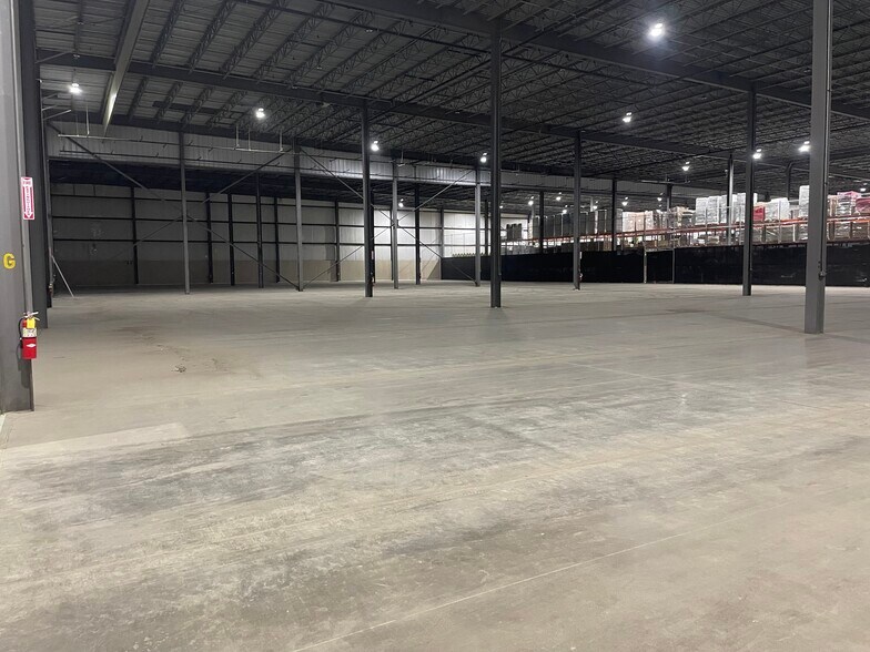 More Photos Of 225 N Daniels Way, Bloomington Refrigeration Cold Storage For Lease