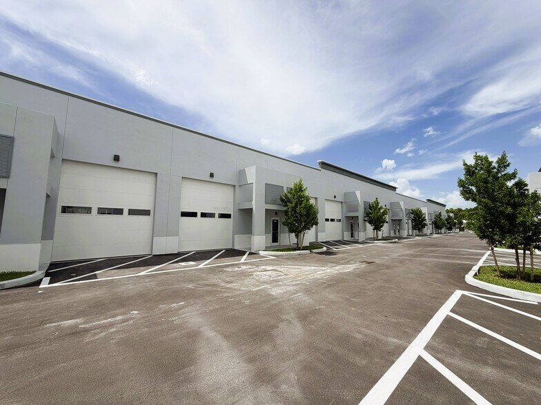 More Photos Of 11075 Tamiami Trl E, Naples Showroom For Lease