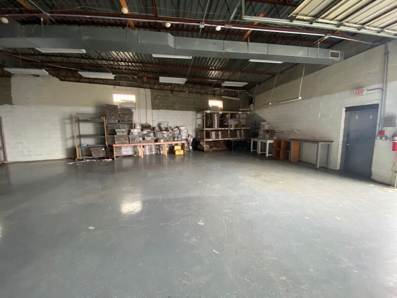 More Photos Of 378 E Main St, Patchogue Warehouse For Lease