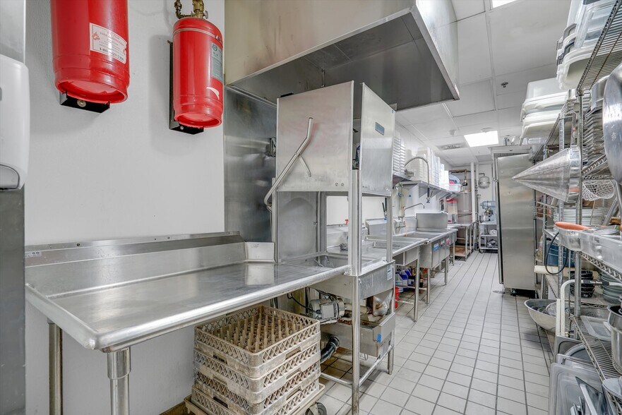 More Photos Of 152 S Brand Blvd, Glendale General Retail For Lease