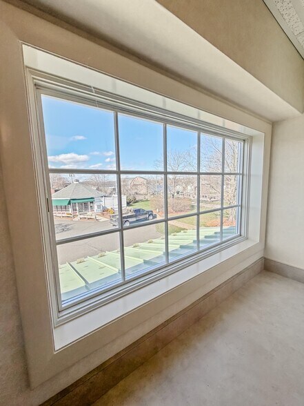 More Photos Of 42 E High St, East Hampton Storefront Retail Office For Lease