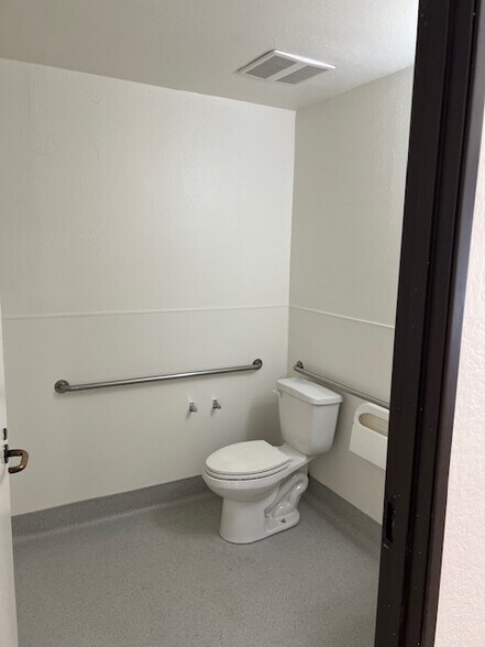 More Photos Of 268 N Lincoln Ave, Corona Unknown For Lease