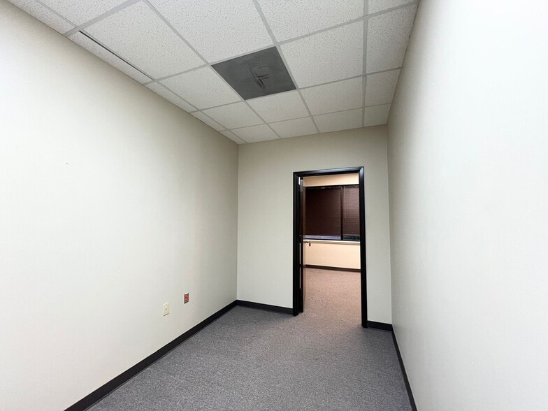 More Photos Of 100 Briarwood West Dr, Jackson Office For Lease
