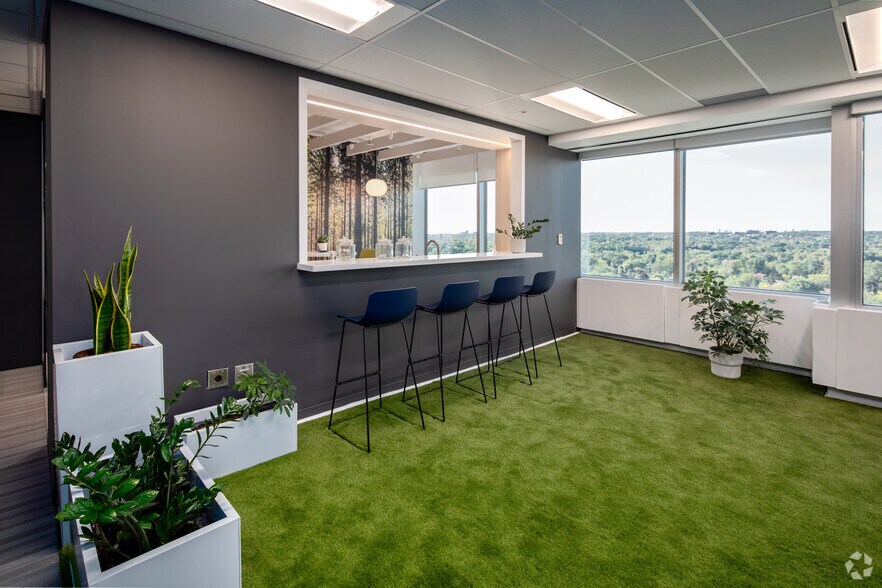More Photos Of 1270 Central Pky, Mississauga Unknown For Lease