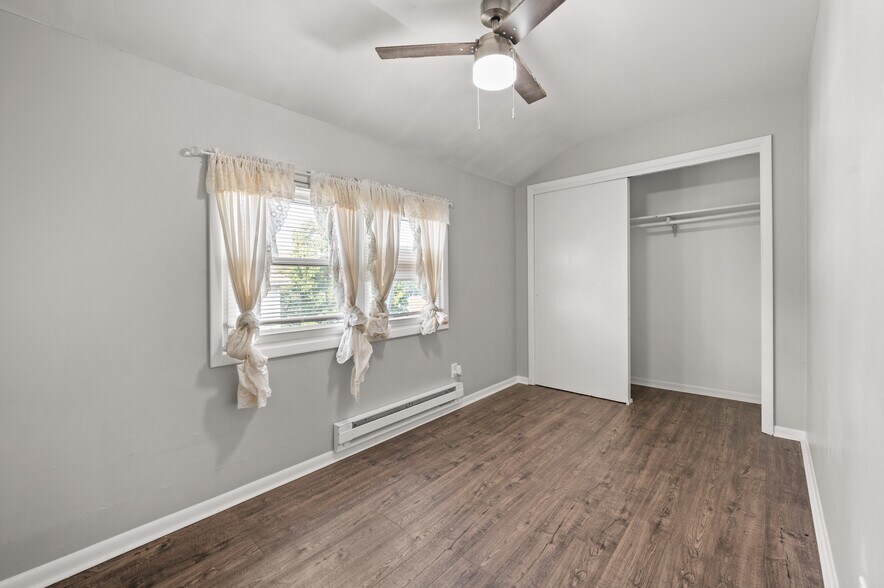 More Photos Of 304 Hankes Ave, Aurora Apartments For Sale